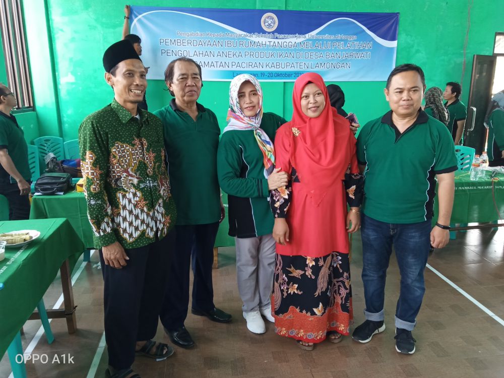 Tomas (tokoh masyarakat) Desa Banjarwati Paciran Lamongan mendampingi Seolah Pascasarjana Unair Surabaya dalam mengelola hasil laut untuk mengelola gizi keluarga