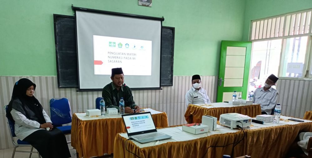 Sunan Fanani (Manajer Program INOVASI Maarif NU Jatim) saat memberikan sambutan pada kegiatan KKGMI di MI Al-Ittihad Jogoroto Jombang.
