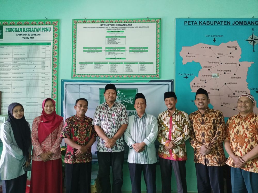 Fasda provinsi program numerasi PC Maarif NU Jombang dan tim PW Maarif NU Jatim saat kegiatan review.